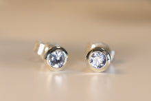 Lade das Bild in den Galerie-Viewer, Ohrstecker Silber mit eisblauen Saphiren