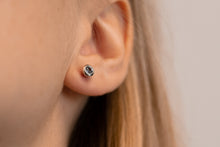 Lade das Bild in den Galerie-Viewer, Ohrstecker Silber mit eisblauen Saphiren