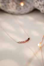 Lade das Bild in den Galerie-Viewer, zarte Silbercolliers mit Turmalinverlauf