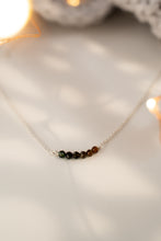 Lade das Bild in den Galerie-Viewer, zarte Silbercolliers mit Turmalinverlauf