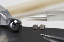 Lade das Bild in den Galerie-Viewer, Ohrstecker "kleiner Knopf"