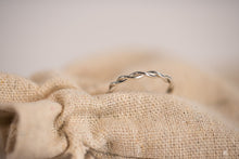 Lade das Bild in den Galerie-Viewer, Kordelring "zurechtgedreht"